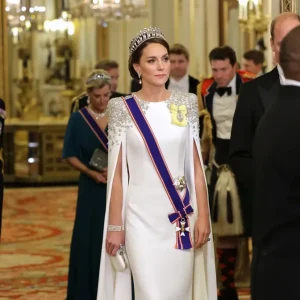 Princess Catherine’s unidentifiable new portrait has enraged the nation. “One of the creepiest royal portraits…”