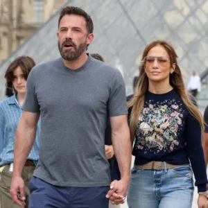 At 54, Jennifer Lopez leaves fans concerned through latest transformation – “What happened to her?”