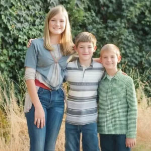 My Parents Left Me and My Younger Siblings Behind When I Was 15 — Years Later, They Showed Up at My Door with Smiles
