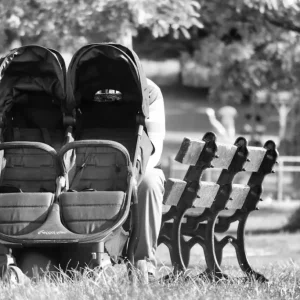 Woman Issues Frightening ᗯᗩᖇᑎᎥᑎǤ After Finding a Stroller Abandoned on the Side of The Road