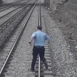 Train Conductor’s Incredible Act on New York Tracks Leaves Viewers in Awe: VIDEO