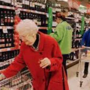 Cashier Mocks Elderly, Low-Income Woman – Fate Intervenes, Transforming Her Life Profoundly