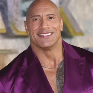 Dwayne Johnson’s new dark hair has left many people in a state of shock since it makes him seem completely different…