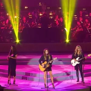 (VIDEO) Three Women Begin Singing ‘Delta Dawn’ – Suddenly Out of Nowhere, a Fourth Joins in, and It’s Magical