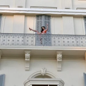 At 39, Katy Perry labeled ‘unethical’ after posing in bikini on balcony