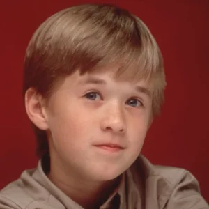 This ‘Angelic’ Child Star Stayed under the Radar — He Looks ‘Unrecognizable’ & Grew Beard to Hide from the Public