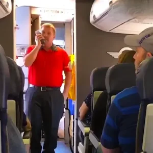 (VIDEO) Flight Attendant Sings ‘You Raise Me Up’ For Grieving Mom on Flight