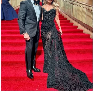 At 53, Kelly Ripa’s black gown on Oscars red carpet ignites reactions from fans