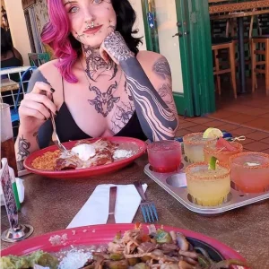 Young woman with facial tattoos, piercings confronts TJ Maxx employees after she was denied a job