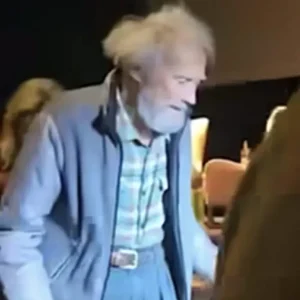 Clint Eastwood, 93, makes rare appearance, worrying fans with “so different” look – “he’s unrecognizable”