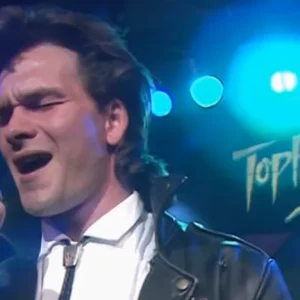 When Patrick Swayze starts to sing, the crowd goes quiet. Then GOOSEBUMPS