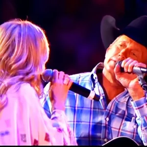 As he plays to the biggest indoor concert crowd in the United States, George Strait is performing at his very best.