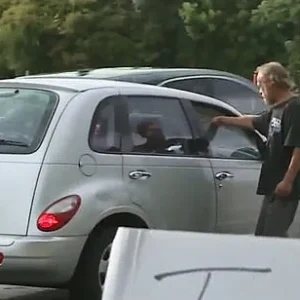 Man Offers Panhandler Honest Work But Gets Turned Down,So He Makes A Sign Of His Own