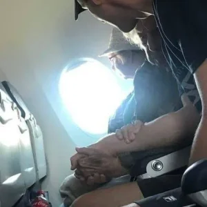 Heartwarming: man comforts frightened 96-year-old