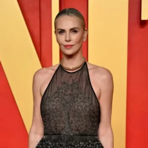 48-year-old Charlize Theron wears a dress at the Oscars that shows all of her underwear…