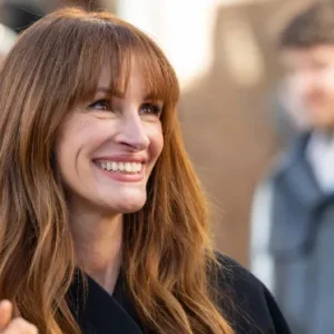 At 56, Julia Roberts shocks fans by presenting bold new hairstyle.