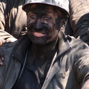 Girl is ashamed of ‘dirty’ dad who works as coal miner, cries as he takes mic at her graduation