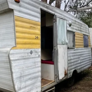 Good People Gave a Homeless Woman an Old Trailer: The Woman Turned It Into a Cozy House In The Middle Of The Forest!