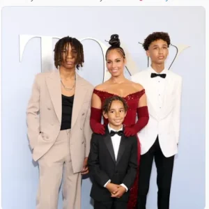 At 43, Alicia Keys called the ‘most gorgeous’ lady at the Tony Awards as she poses with 3 handsome sons