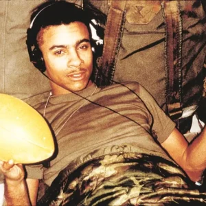 (VIDEO)Before he became famous singer he was an American hero.. can you tell who it is?